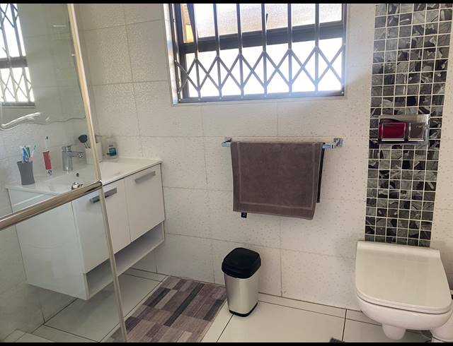 5 BEDROOM HOUSE FOR SALE IN ROBERTSHAM